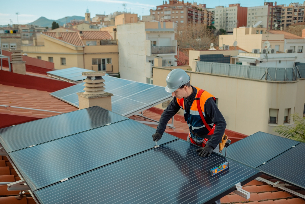 Instalación de paneles solares para comunidades energéticas en zonas vulnerables